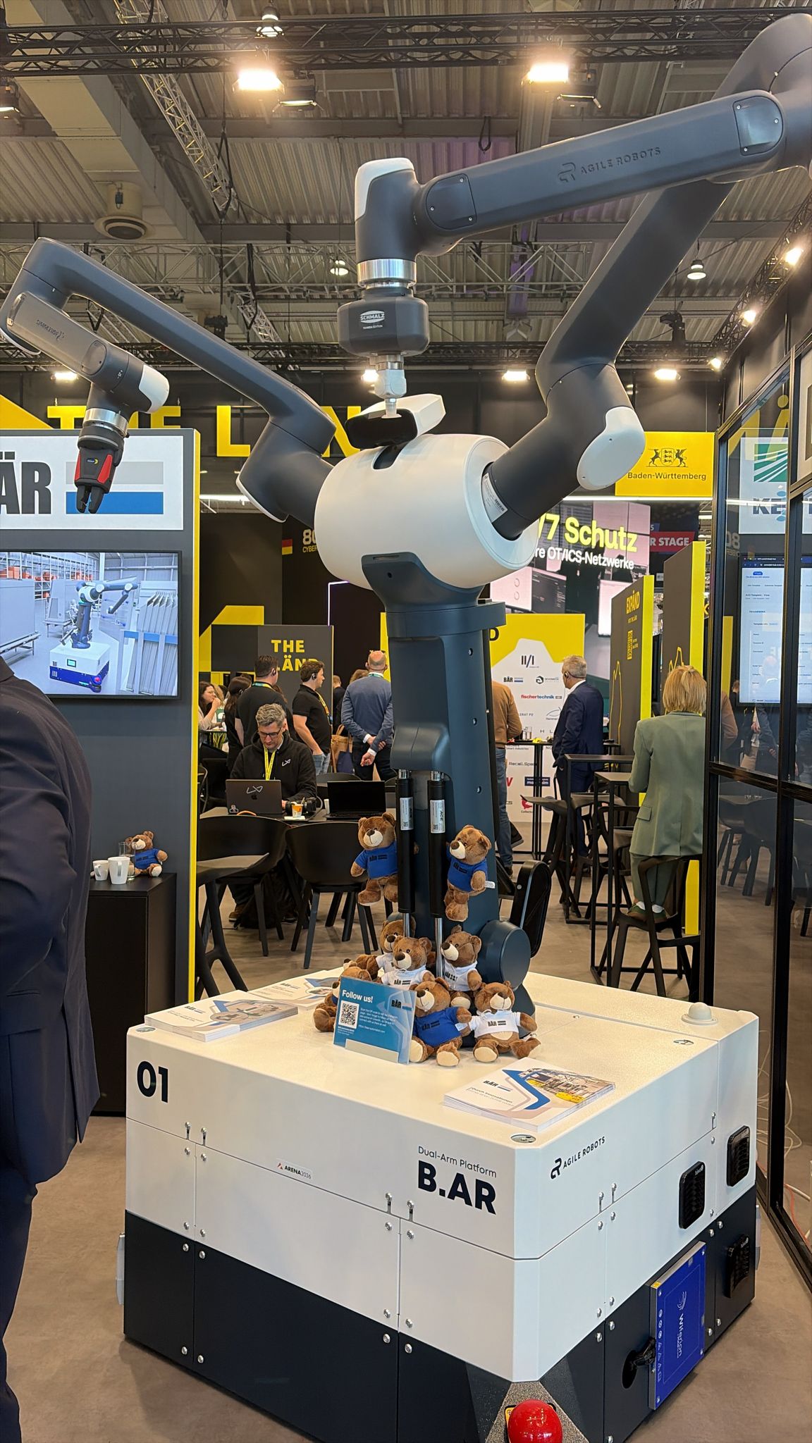 BÄR Automation booth with dual-arm robot cell