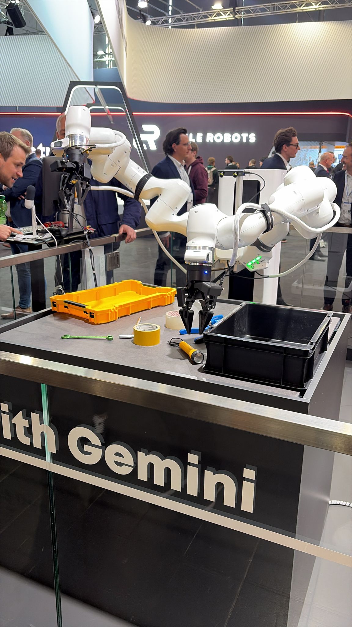 Agile Robots dual-arm cell running with Gemini