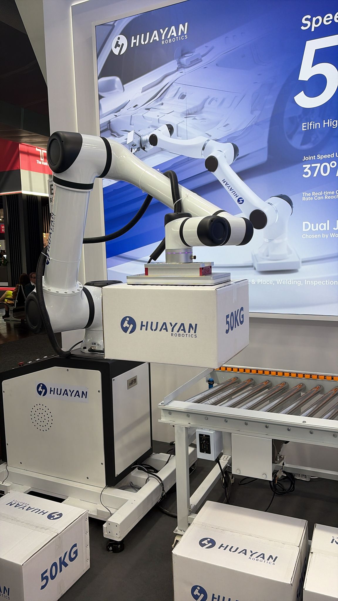 Huayan cobot lifting a 50kg box