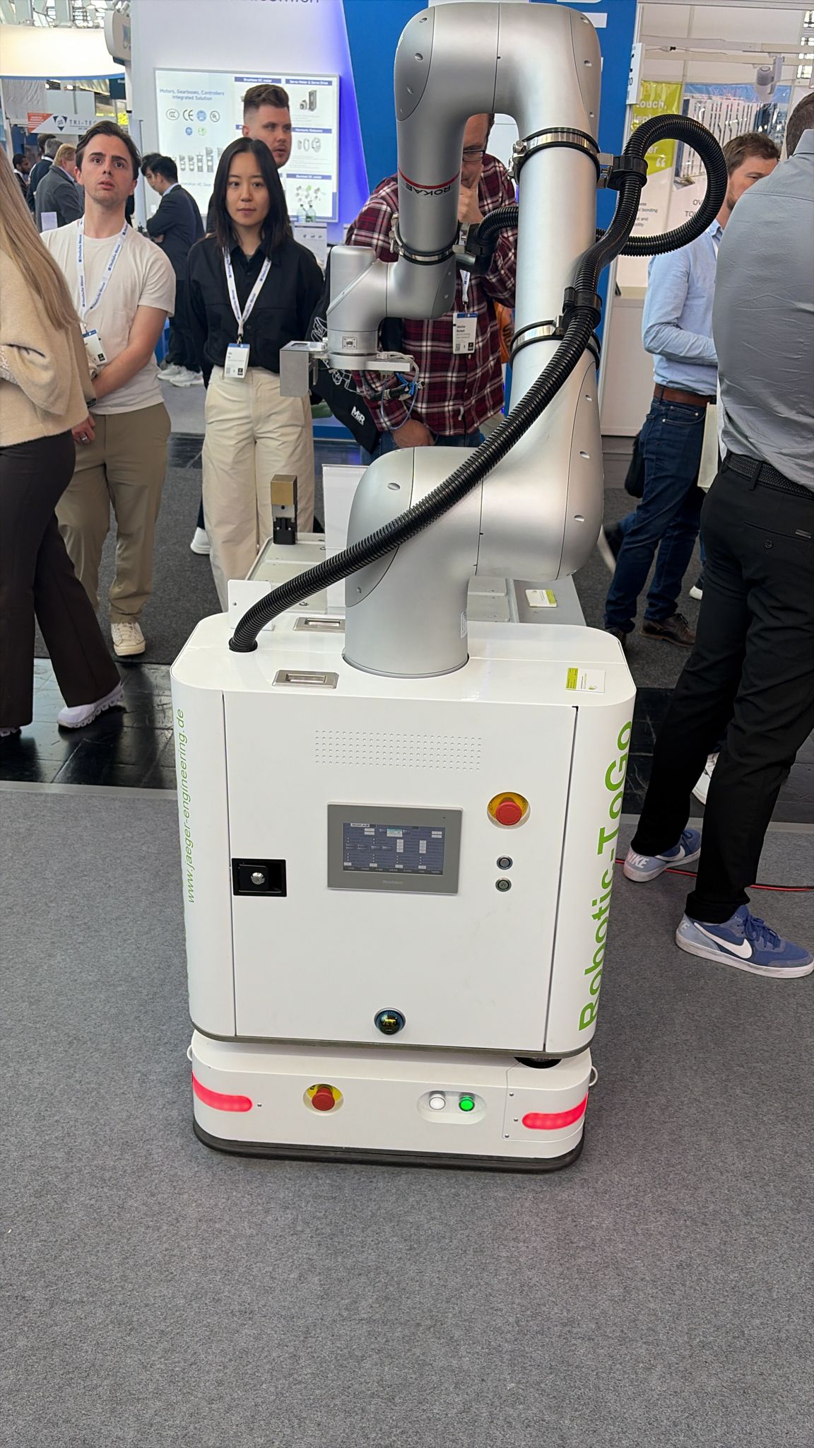 Rokae arm on mobile base at booth