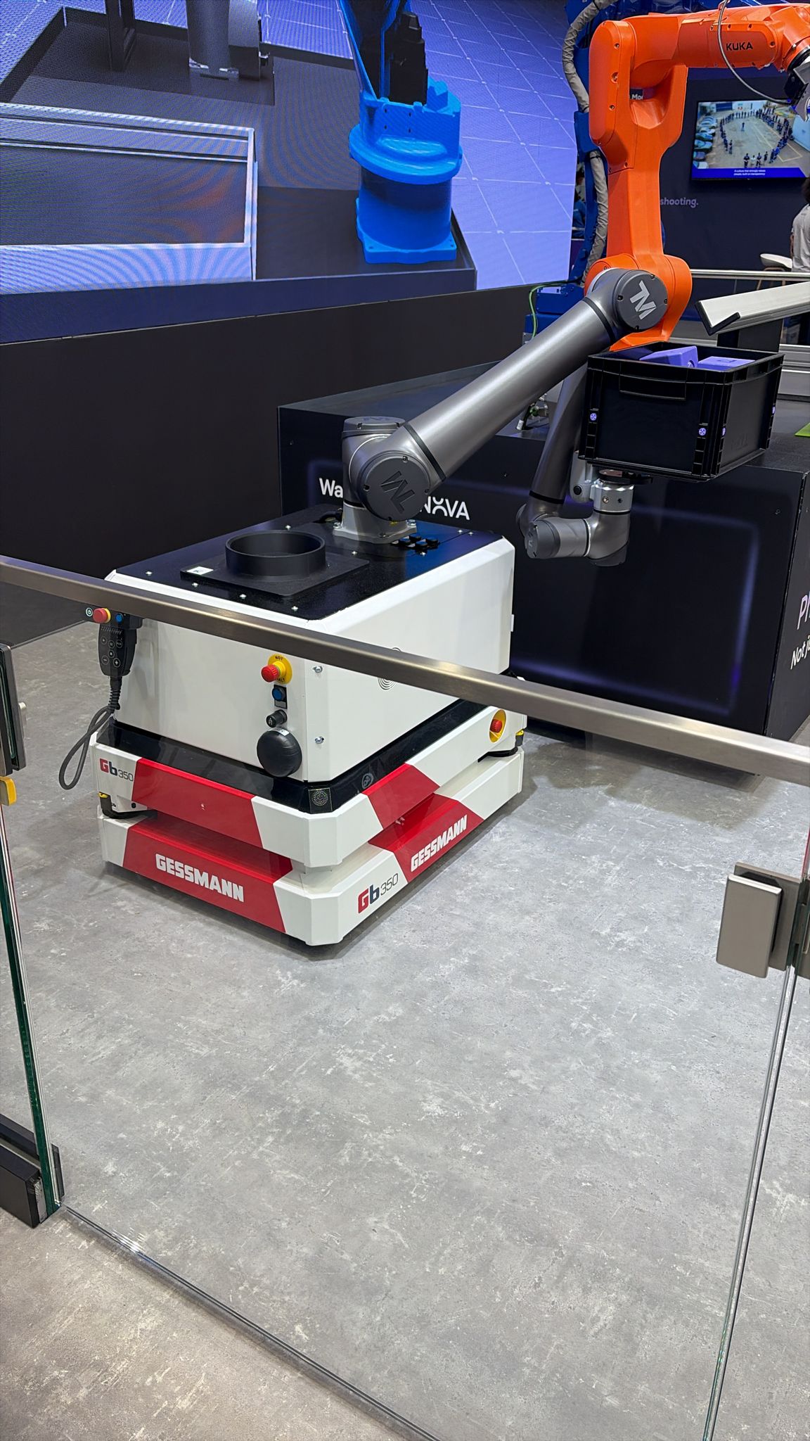 Wandelbots booth: Gessmann mobile base with KUKA and Techman arms